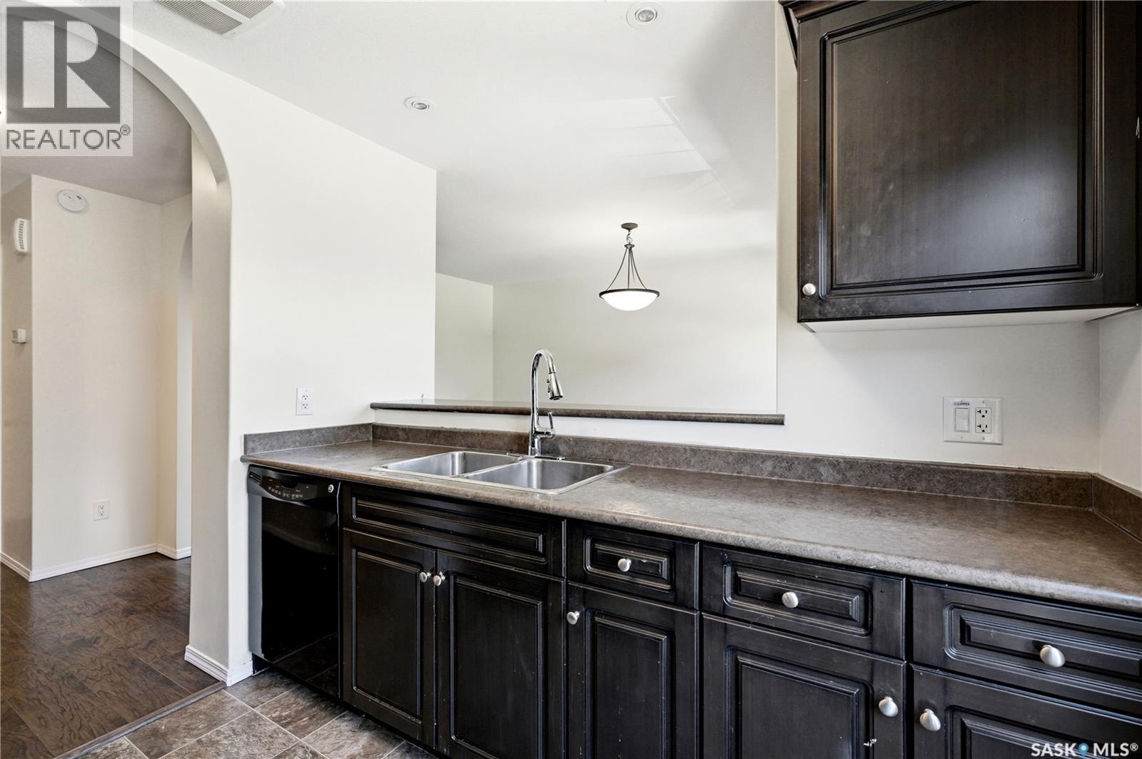 570 150 Langlois Way, Saskatoon, SK - Indoor Photo Showing Kitchen With Double Sink