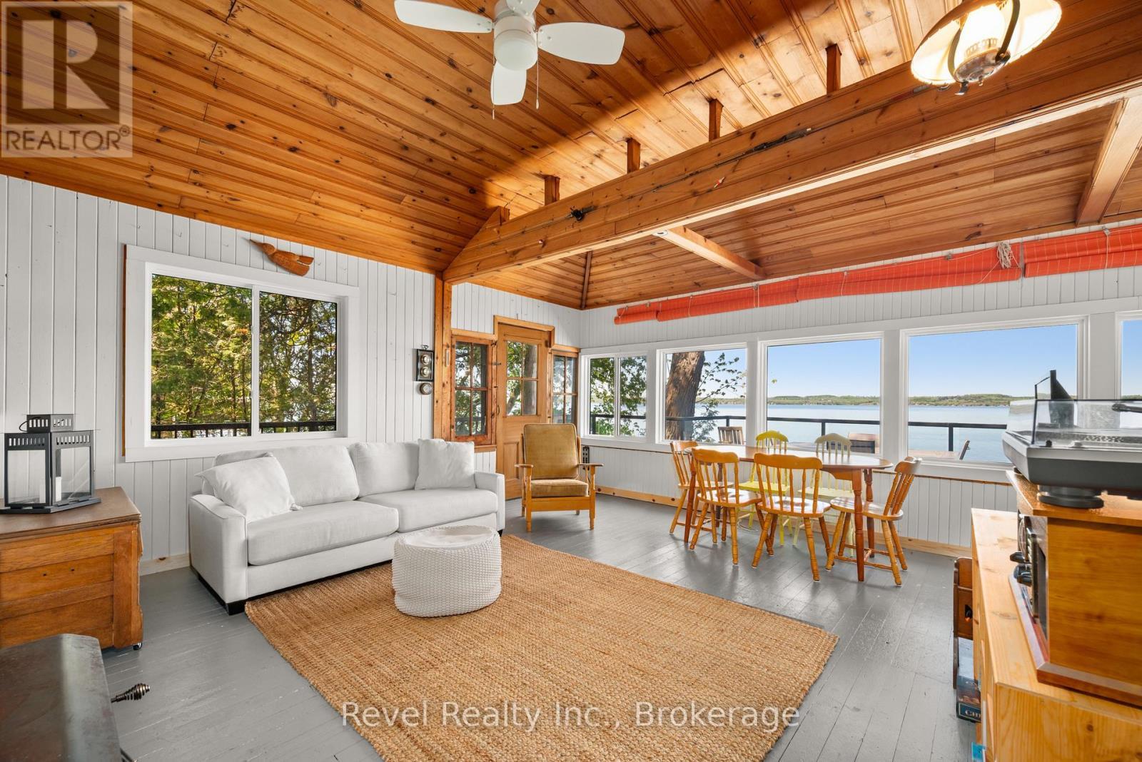 8004 Taits Beach Road, Hamilton Township (Bewdley), ON - Indoor Photo Showing Living Room