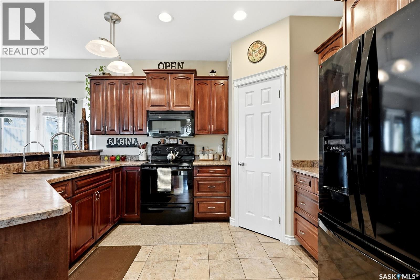 263 Beechmont Crescent, Saskatoon, SK - Indoor Photo Showing Kitchen