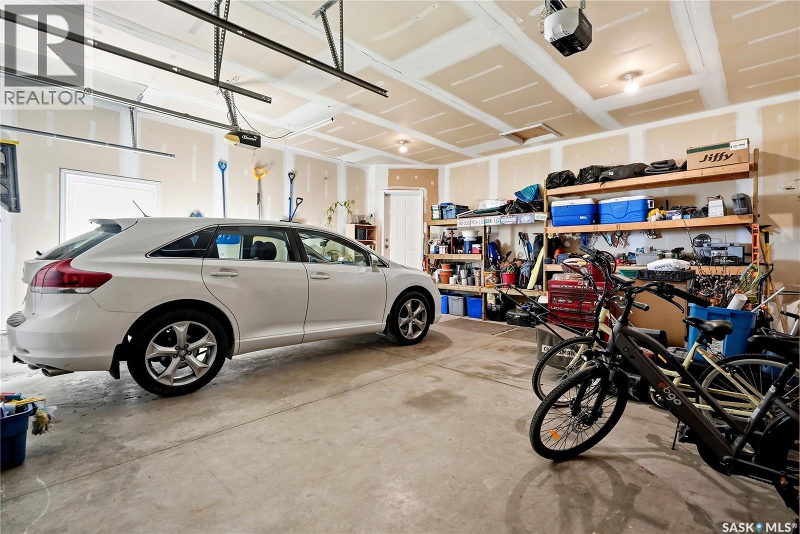 263 Beechmont Crescent, Saskatoon, SK - Indoor Photo Showing Garage