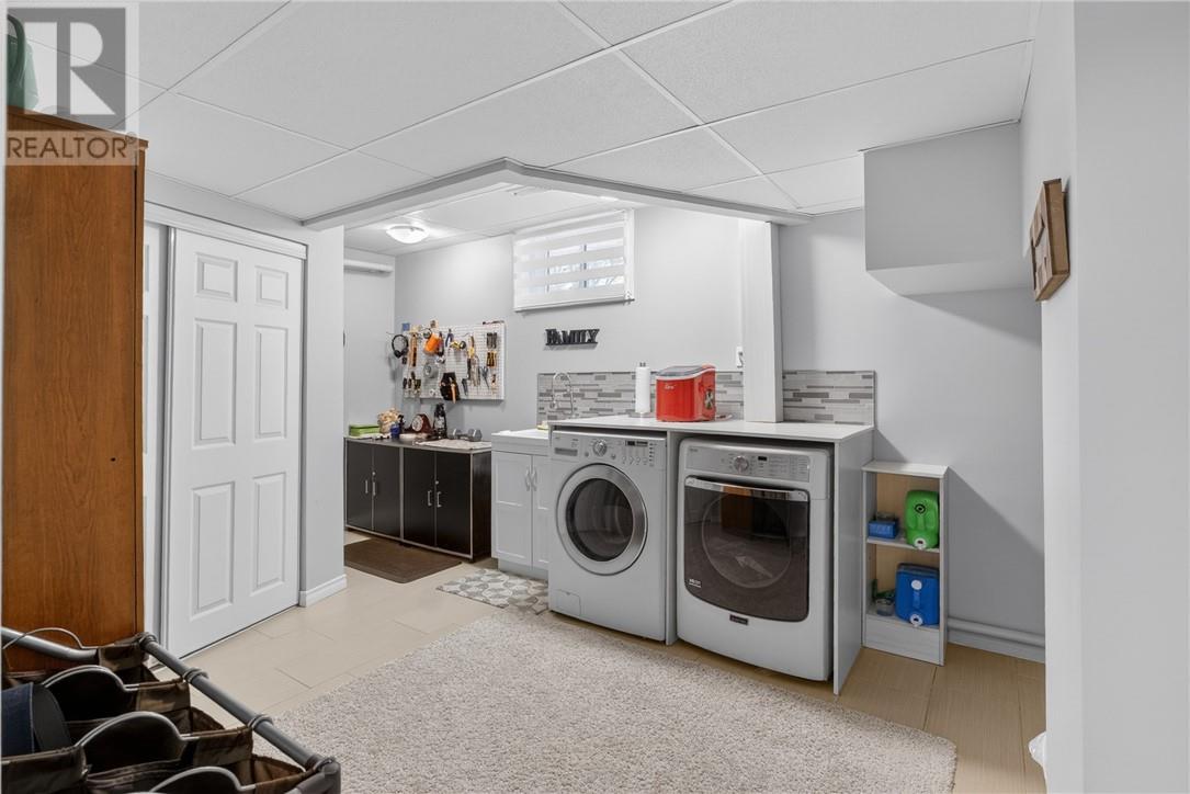 1161 Pine St, Hanmer, ON - Indoor Photo Showing Laundry Room