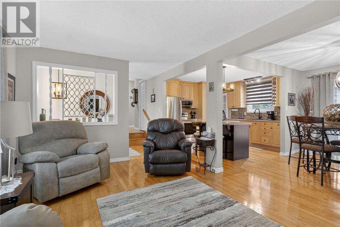 1161 Pine St, Hanmer, ON - Indoor Photo Showing Living Room