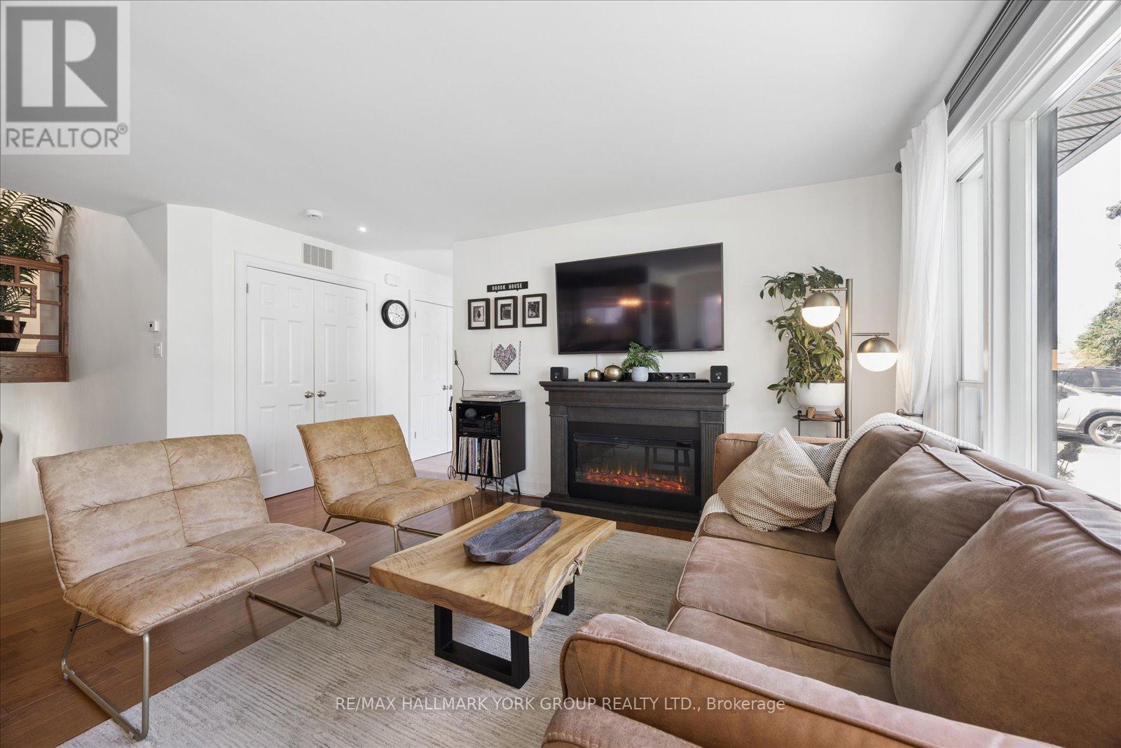 45 Foreht Crescent, Aurora, ON - Indoor Photo Showing Living Room With Fireplace