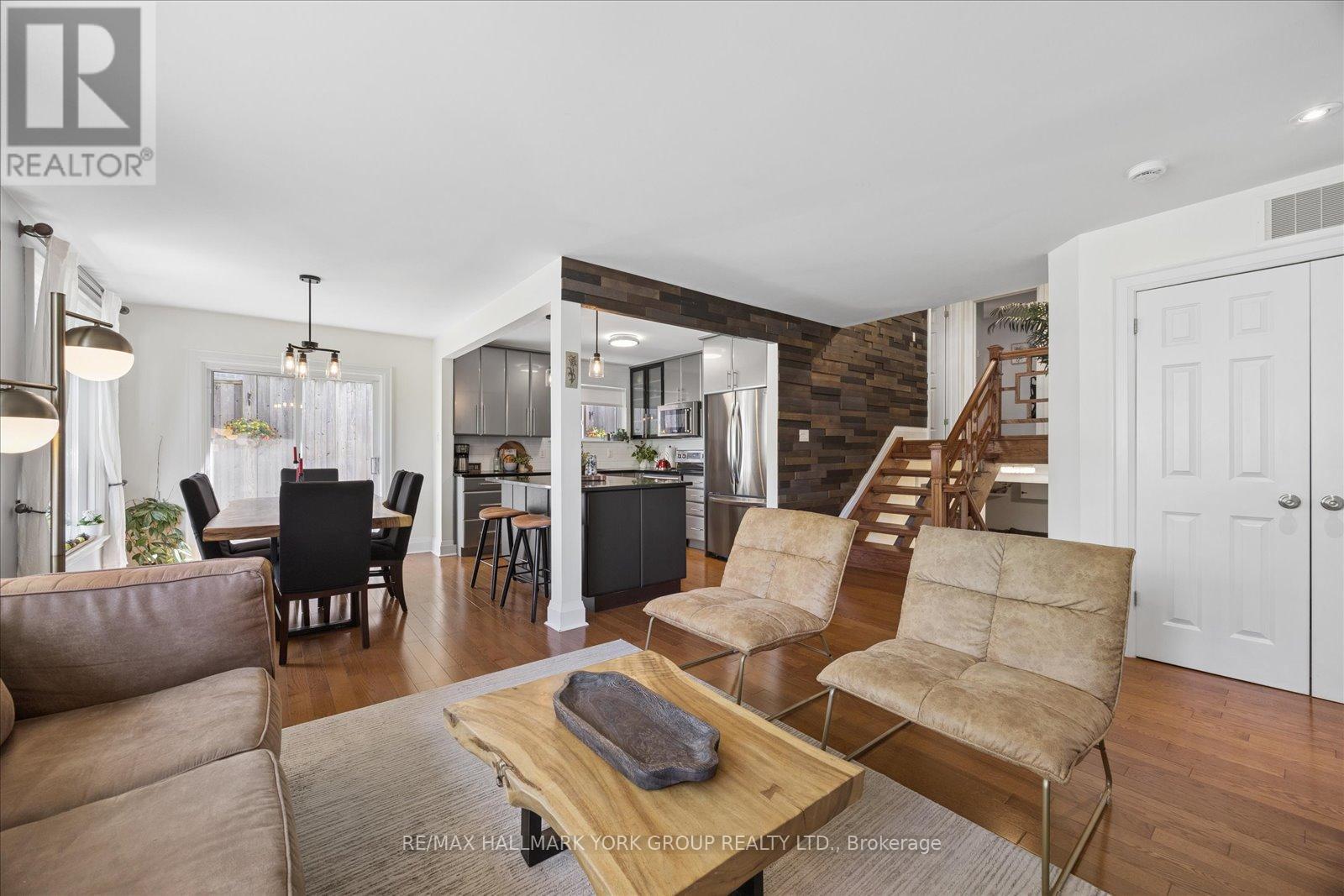 45 Foreht Crescent, Aurora, ON - Indoor Photo Showing Living Room
