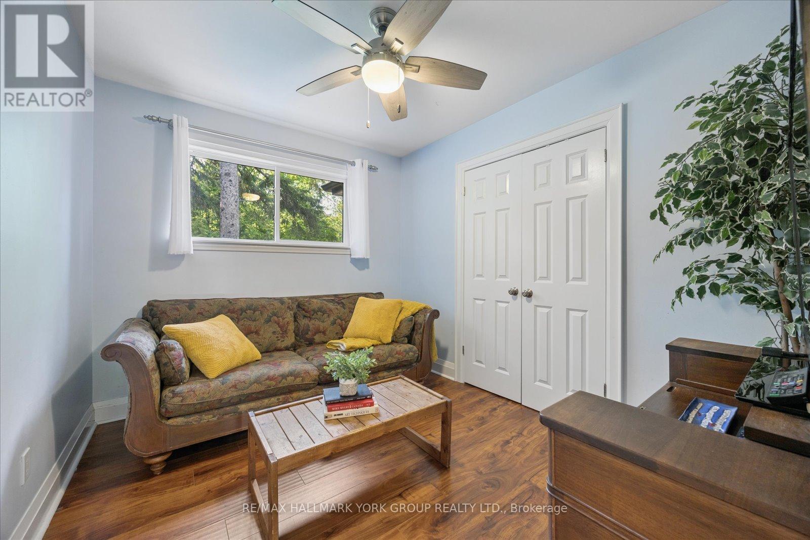 45 Foreht Crescent, Aurora, ON - Indoor Photo Showing Living Room