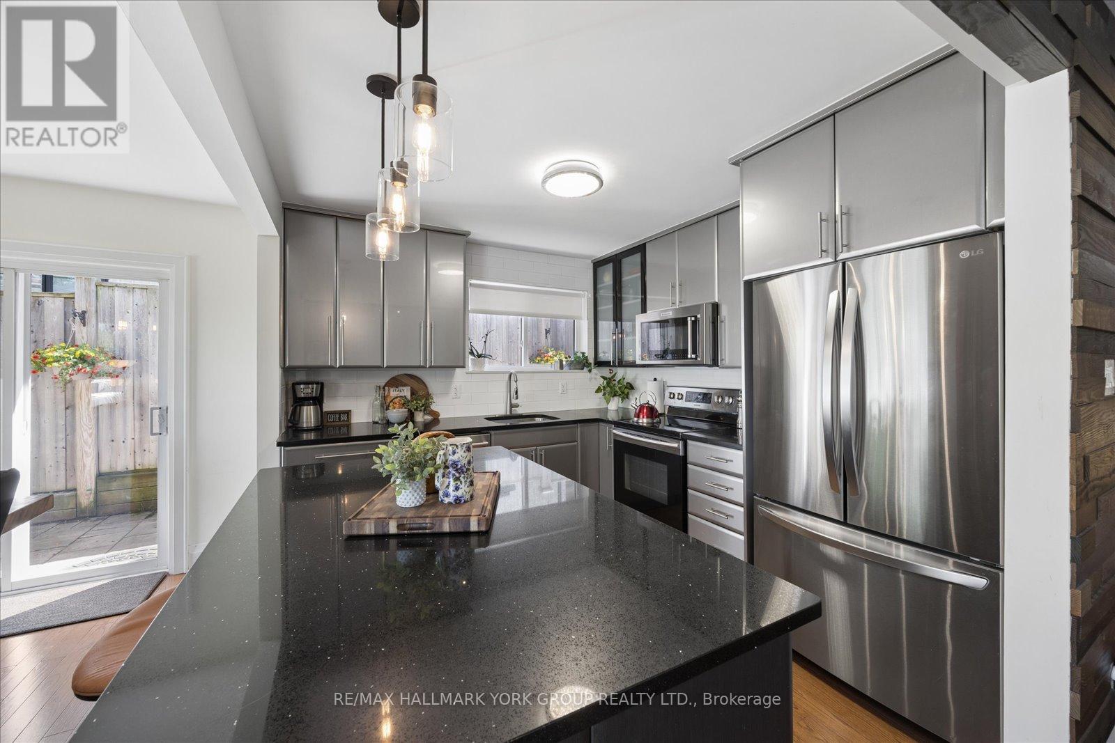 45 Foreht Crescent, Aurora, ON - Indoor Photo Showing Kitchen With Upgraded Kitchen
