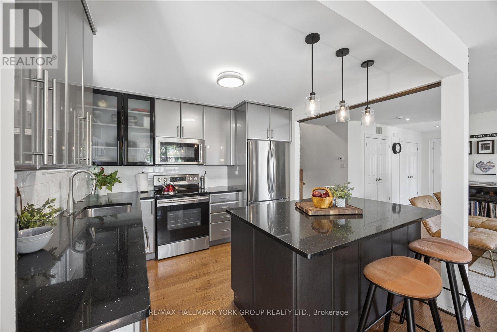 45 Foreht Crescent, Aurora, ON - Indoor Photo Showing Kitchen With Upgraded Kitchen
