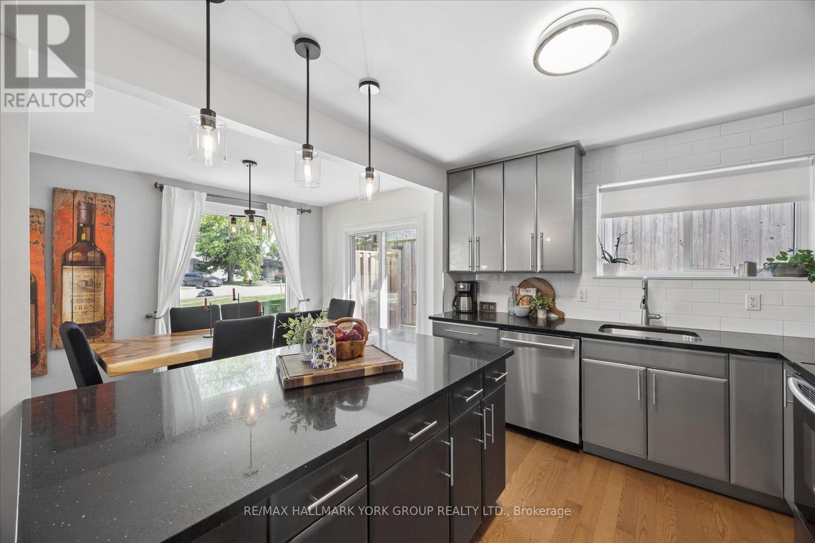 45 Foreht Crescent, Aurora, ON - Indoor Photo Showing Kitchen With Upgraded Kitchen
