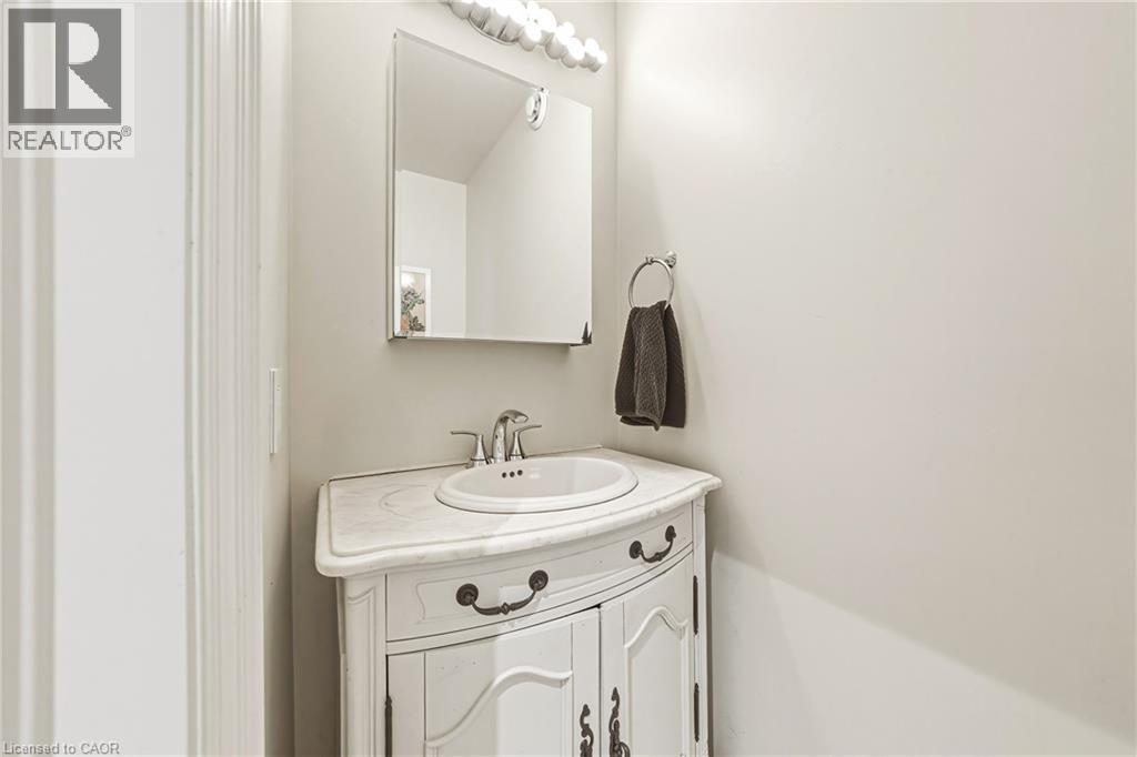 976 Shadeland Avenue Unit# 3, Burlington, ON - Indoor Photo Showing Bathroom