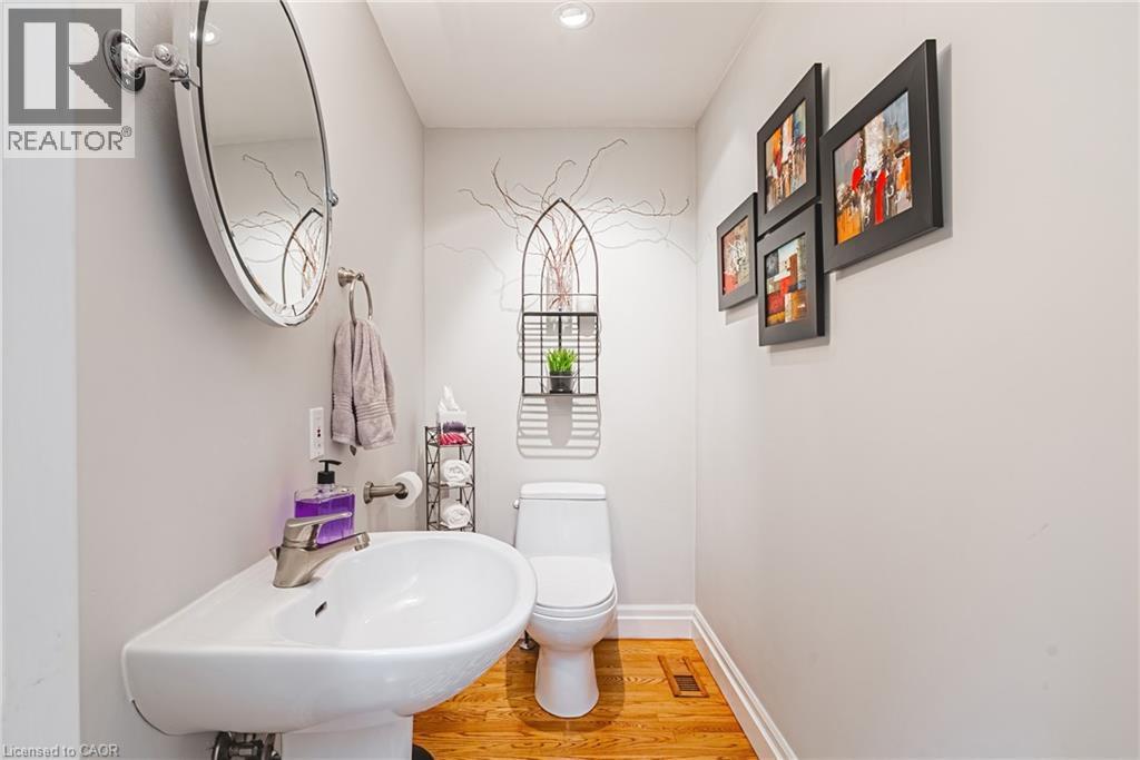 7 Colonial Crescent, Oakville, ON - Indoor Photo Showing Bathroom