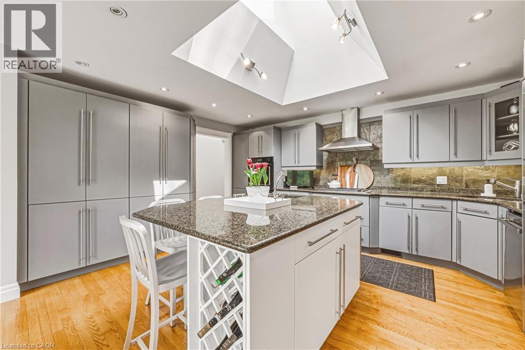 7 Colonial Crescent, Oakville, ON - Indoor Photo Showing Kitchen With Upgraded Kitchen