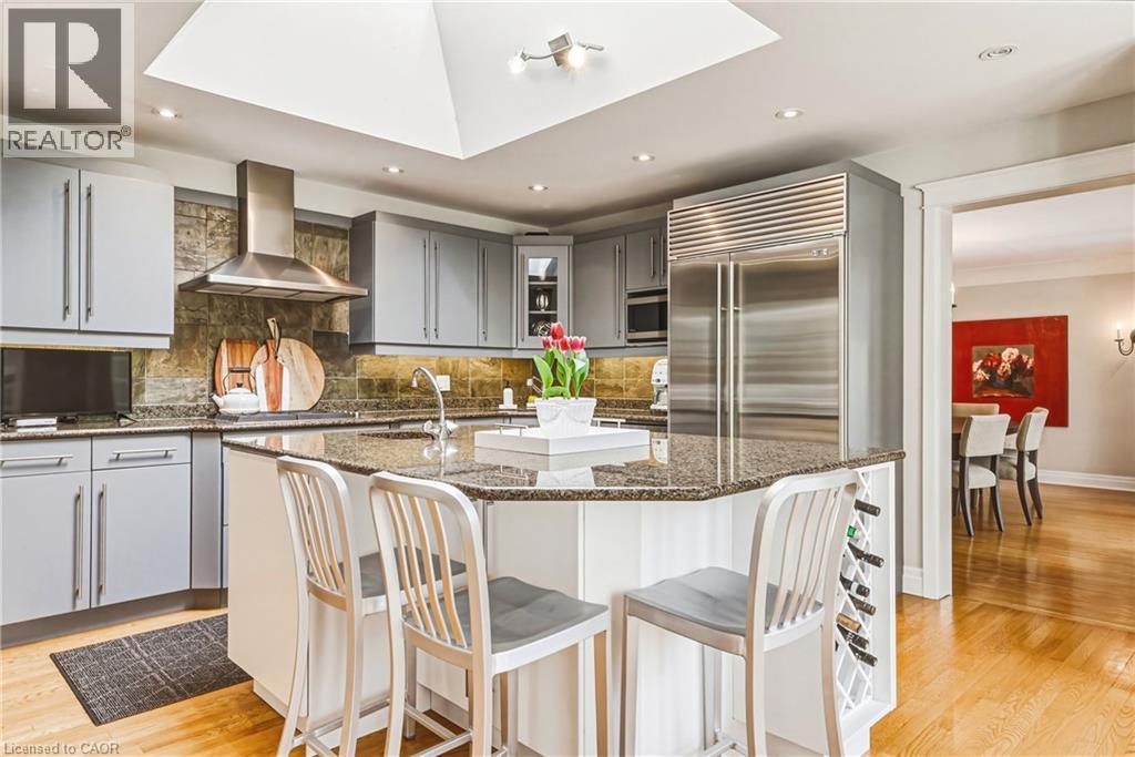 7 Colonial Crescent, Oakville, ON - Indoor Photo Showing Kitchen With Upgraded Kitchen
