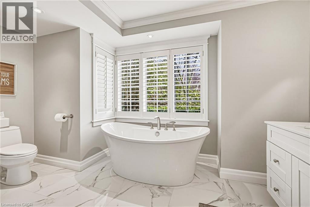 7 Colonial Crescent, Oakville, ON - Indoor Photo Showing Bathroom