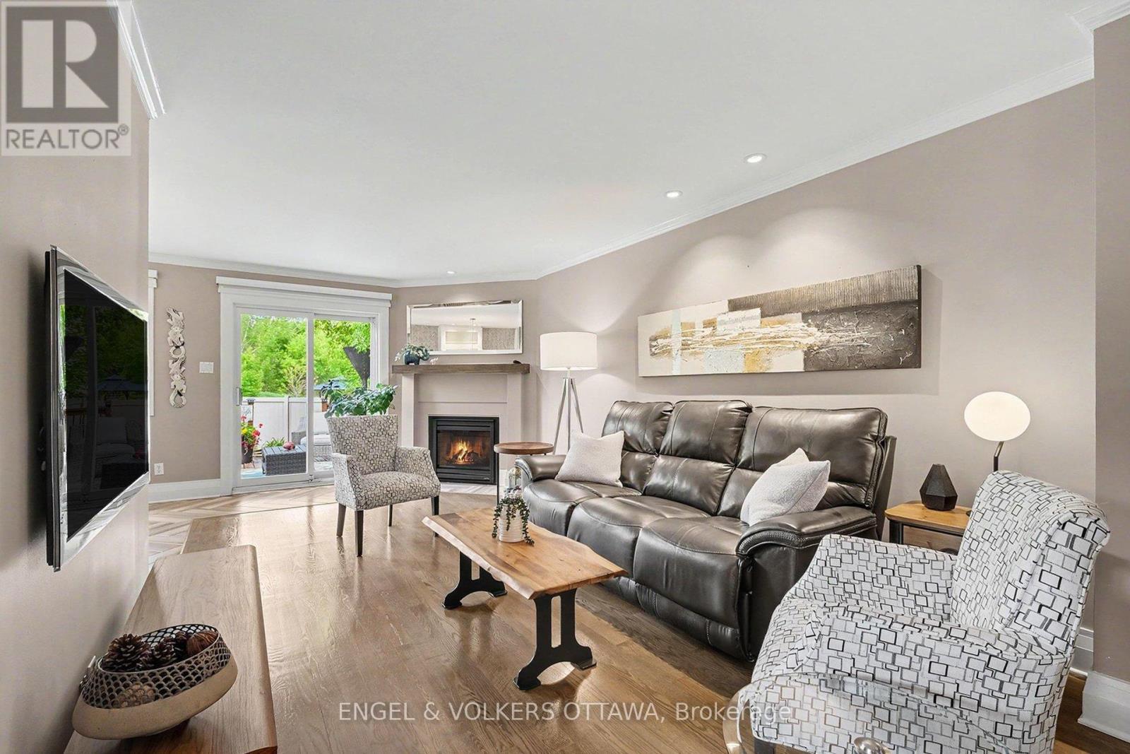 37 Gentle Gate Crescent, Ottawa, ON - Indoor Photo Showing Living Room With Fireplace