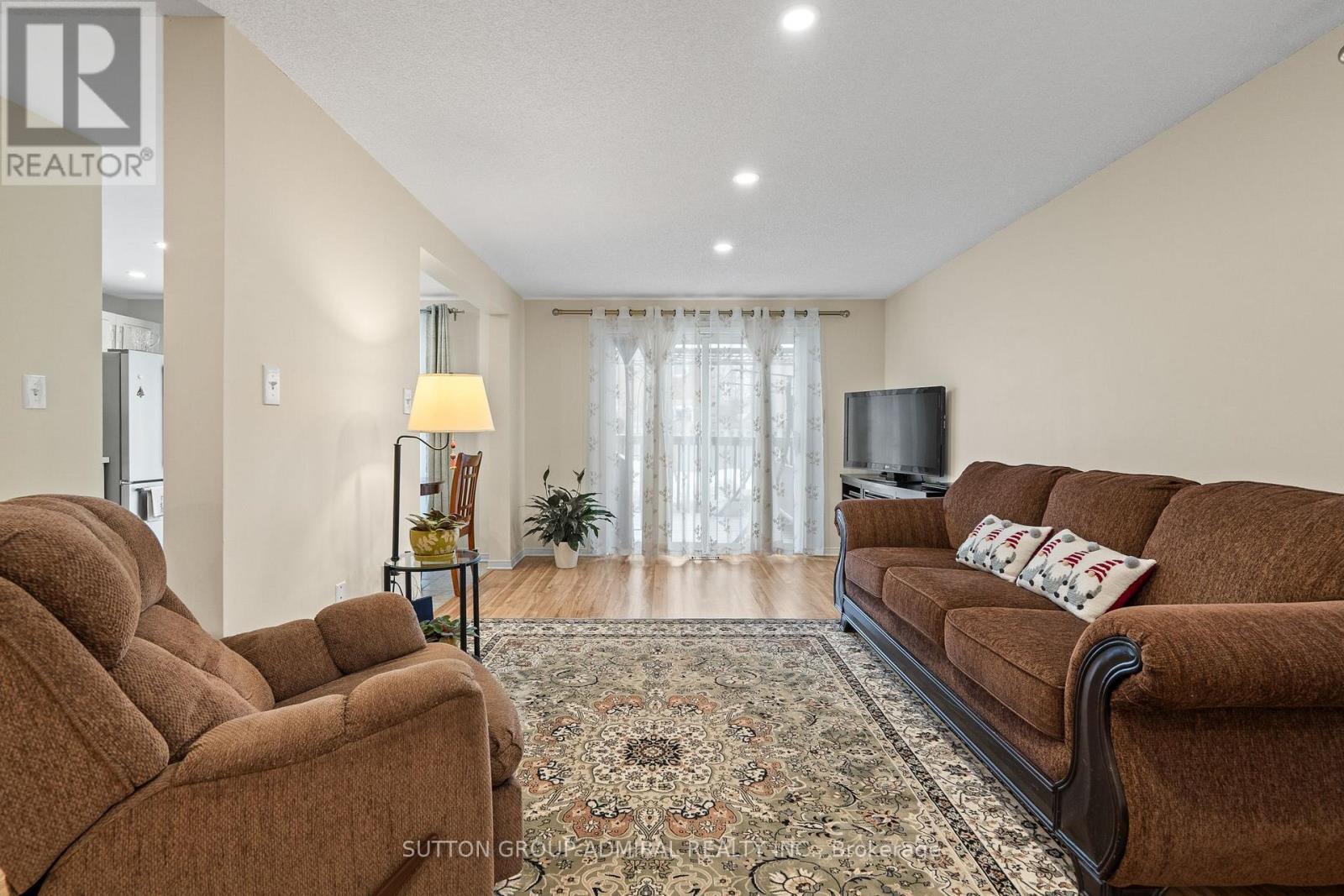 213 Tunbridge Road, Barrie, ON - Indoor Photo Showing Living Room