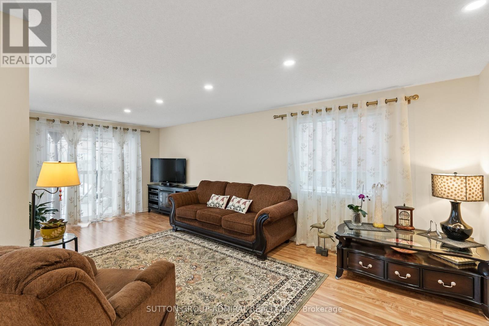 213 Tunbridge Road, Barrie, ON - Indoor Photo Showing Living Room