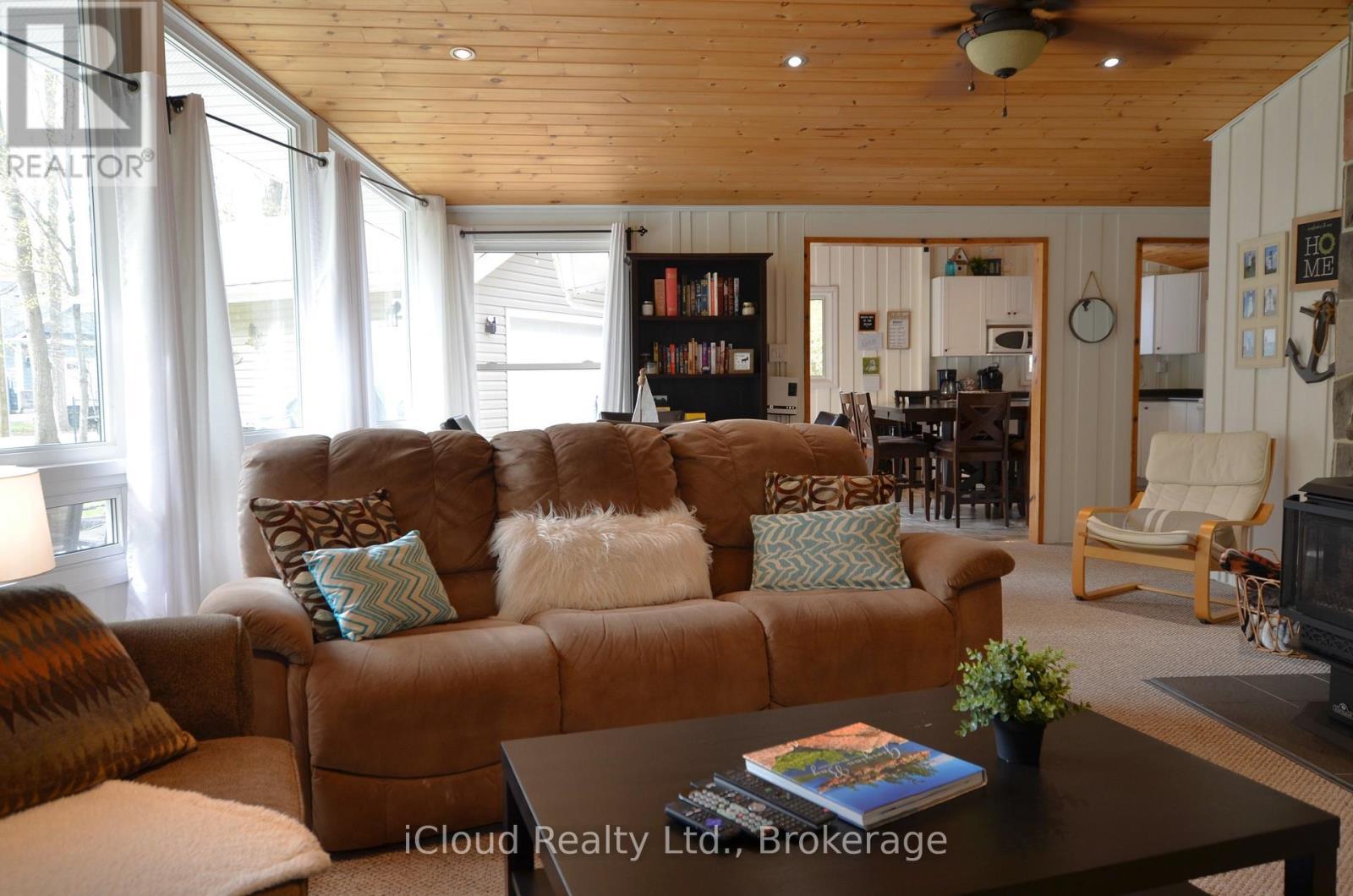 20 Roberval Circle, Tiny, ON - Indoor Photo Showing Living Room