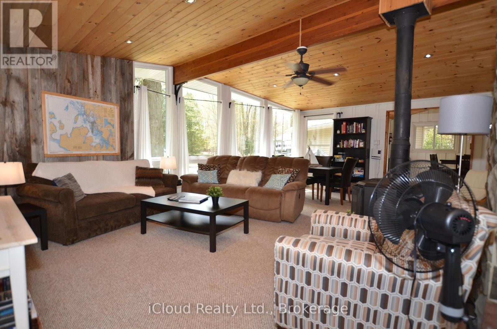 20 Roberval Circle, Tiny, ON - Indoor Photo Showing Living Room