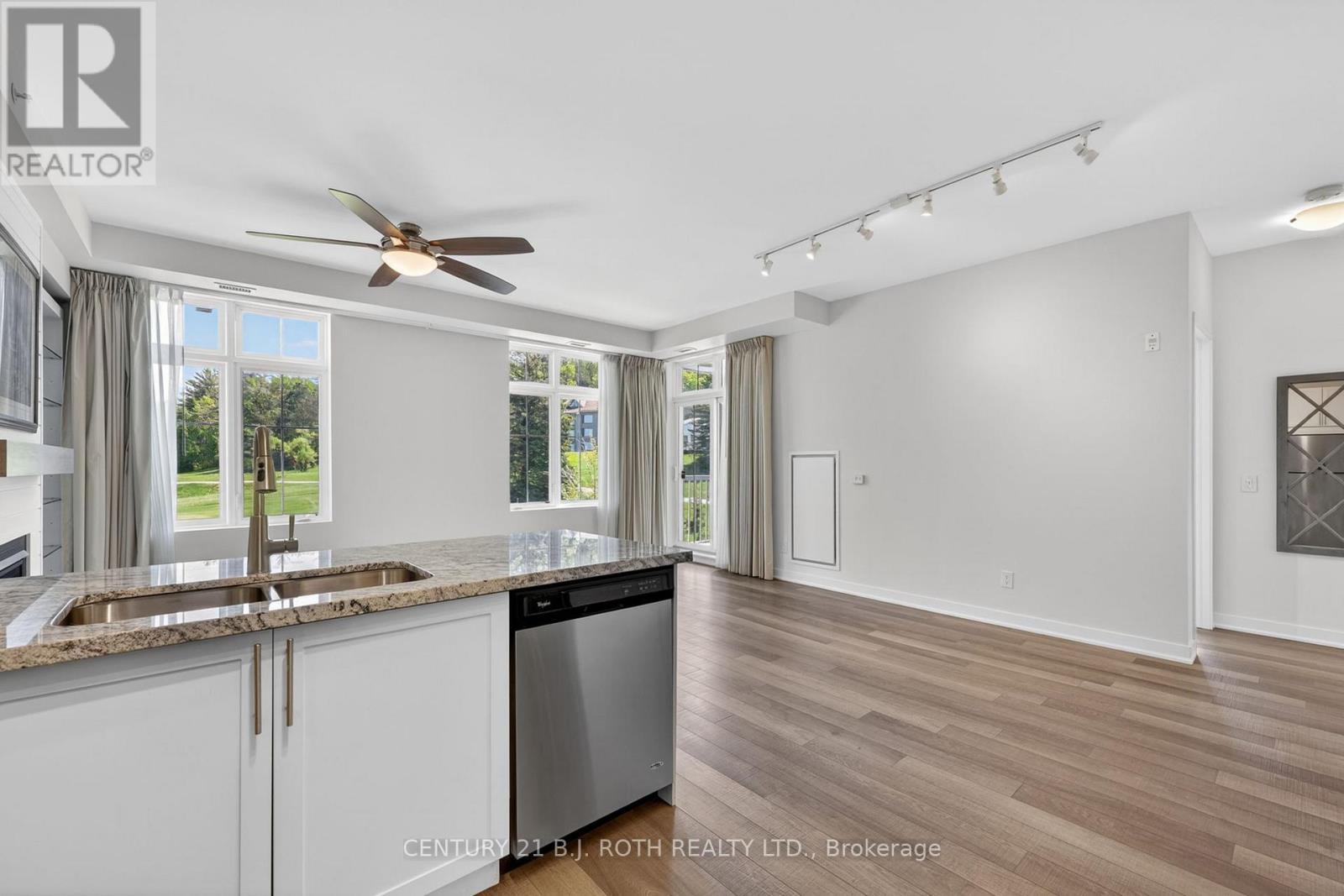 310 - 40 Horseshoe Boulevard, Oro-Medonte, ON - Indoor Photo Showing Kitchen