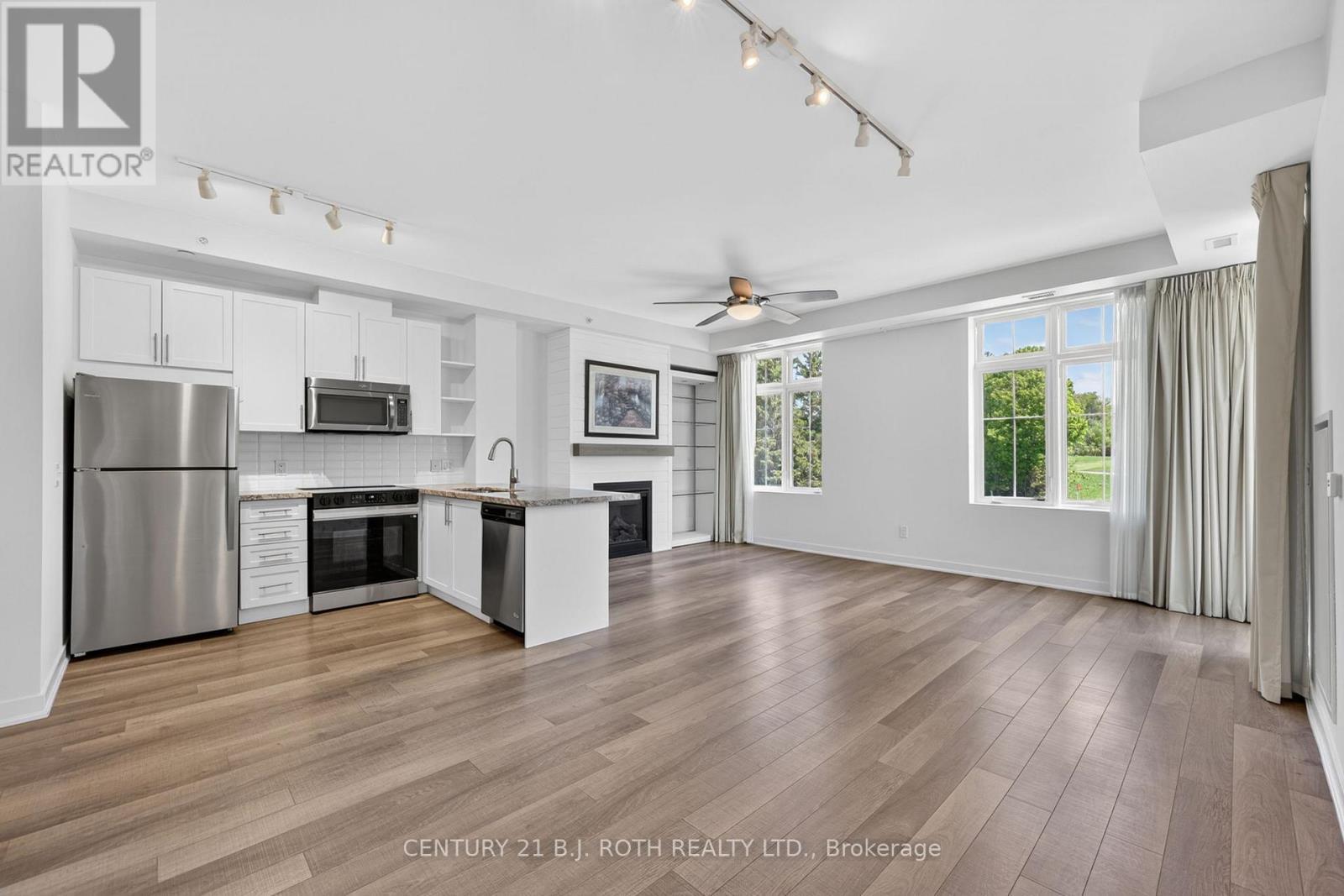 310 - 40 Horseshoe Boulevard, Oro-Medonte, ON - Indoor Photo Showing Kitchen