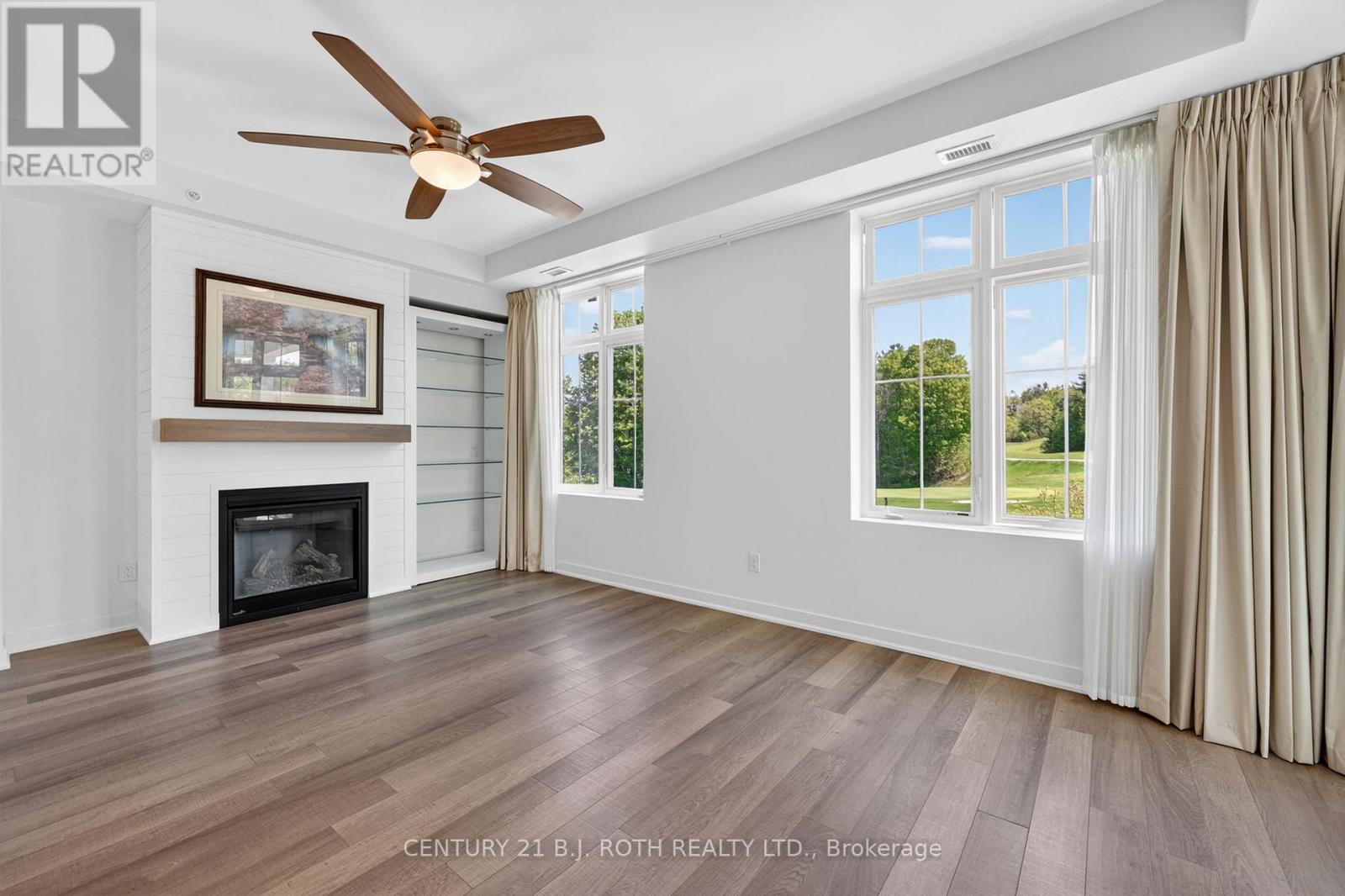 310 - 40 Horseshoe Boulevard, Oro-Medonte, ON - Indoor Photo Showing Living Room With Fireplace