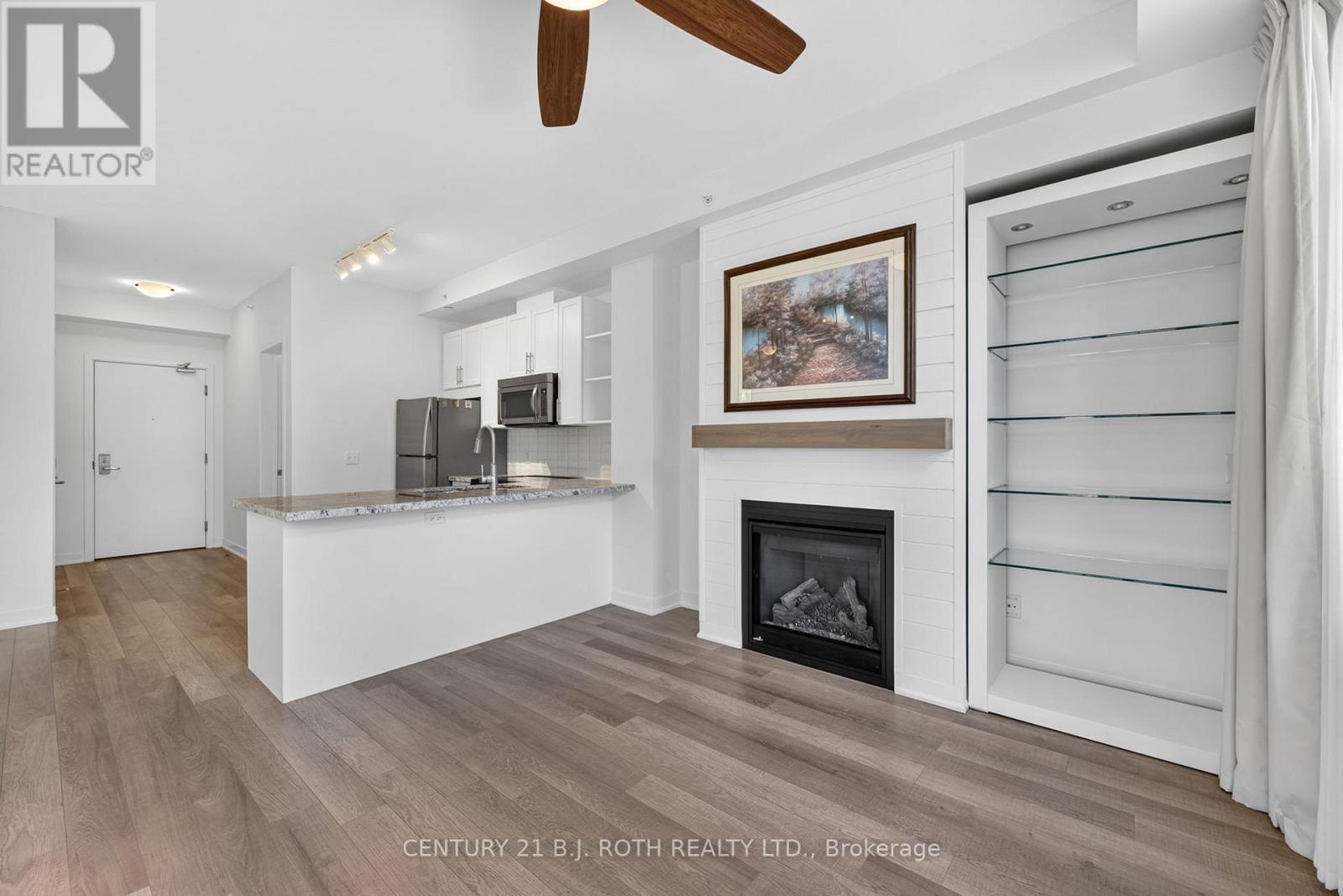 310 - 40 Horseshoe Boulevard, Oro-Medonte, ON - Indoor With Fireplace