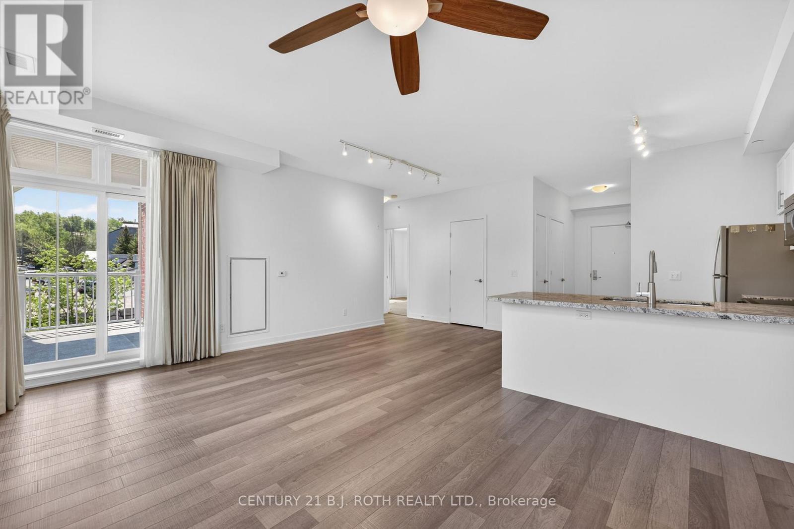 310 - 40 Horseshoe Boulevard, Oro-Medonte, ON - Indoor Photo Showing Kitchen