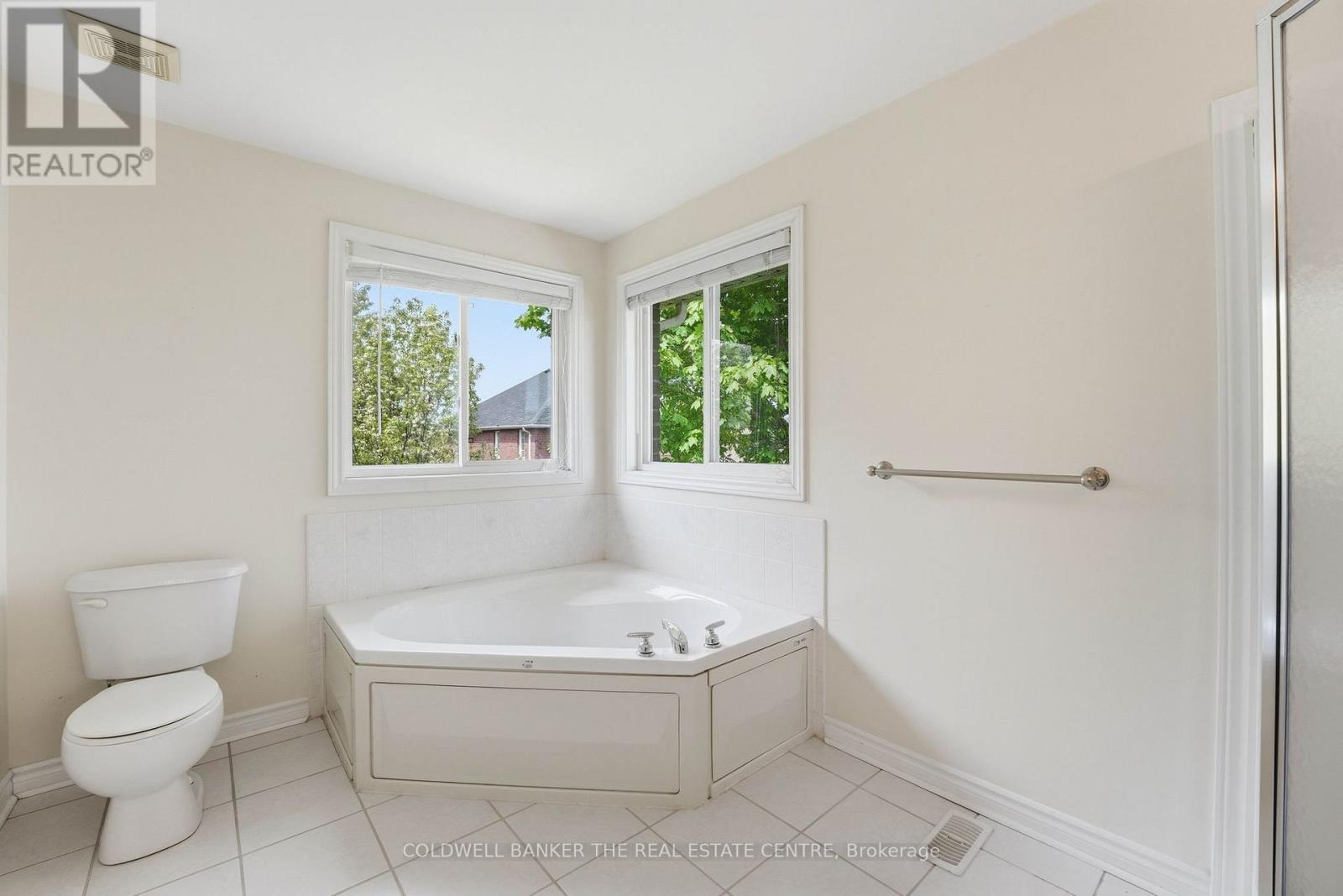 Primary Ensuite Soaker Tub - 44 Prince William Way, Barrie, ON