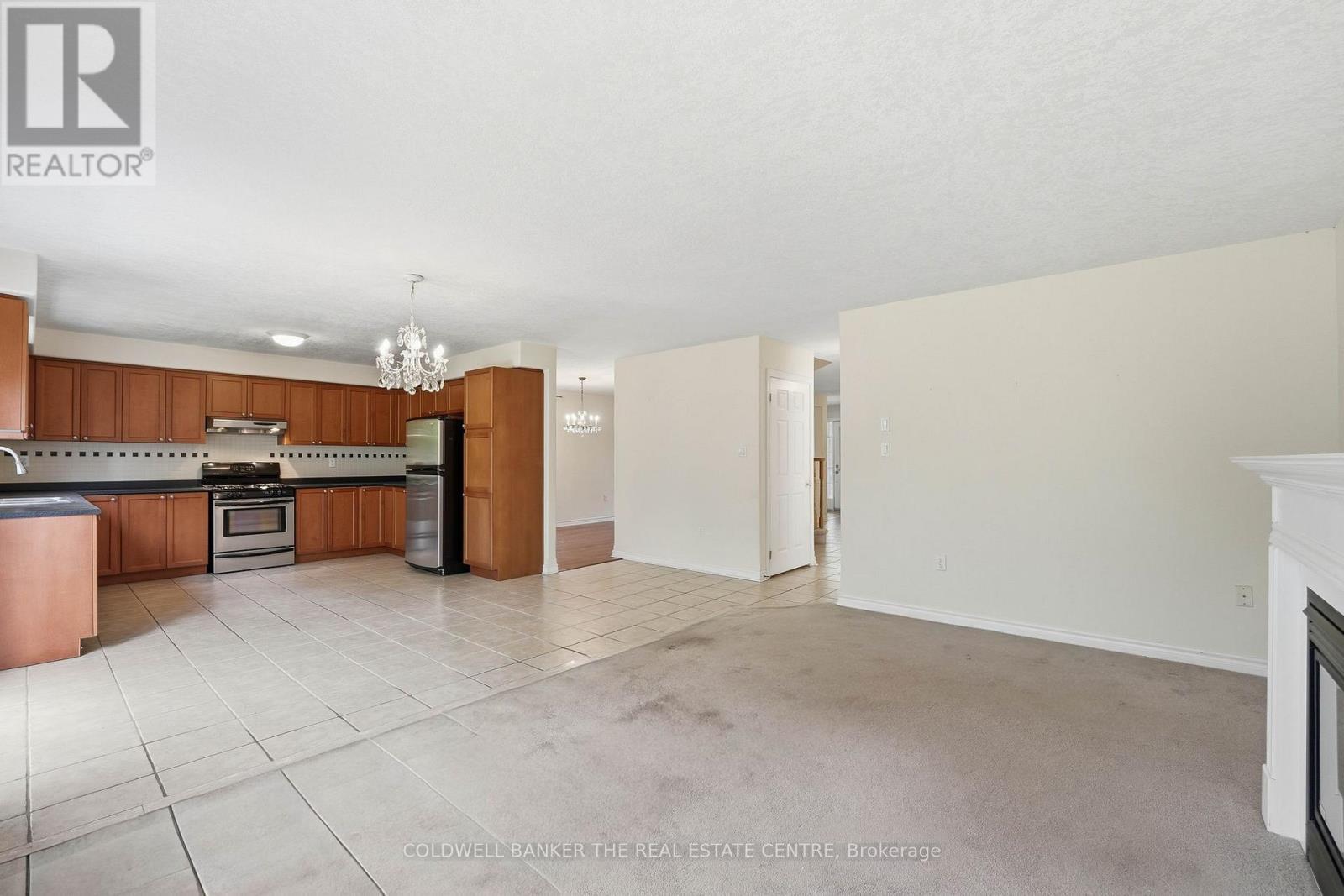 Kitchen & Family Room - 44 Prince William Way, Barrie, ON