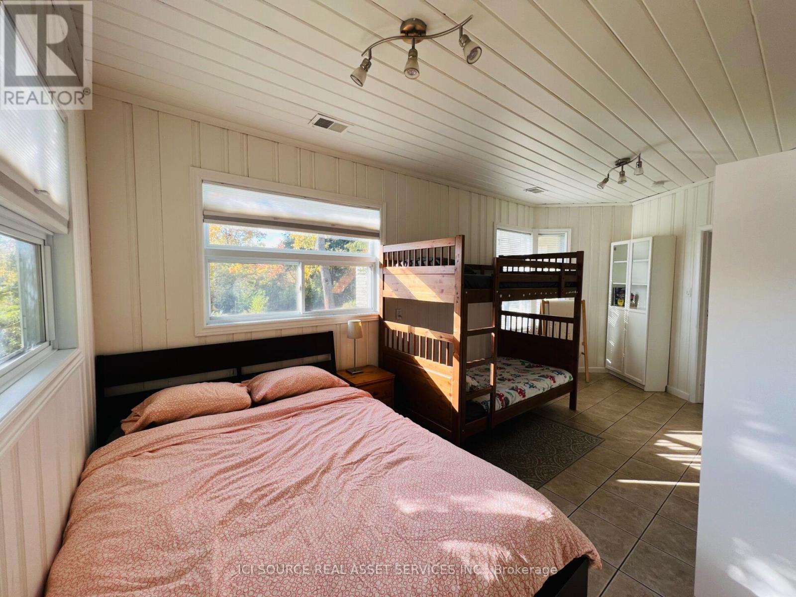 8 Renwood Place, Hamilton, ON - Indoor Photo Showing Bedroom
