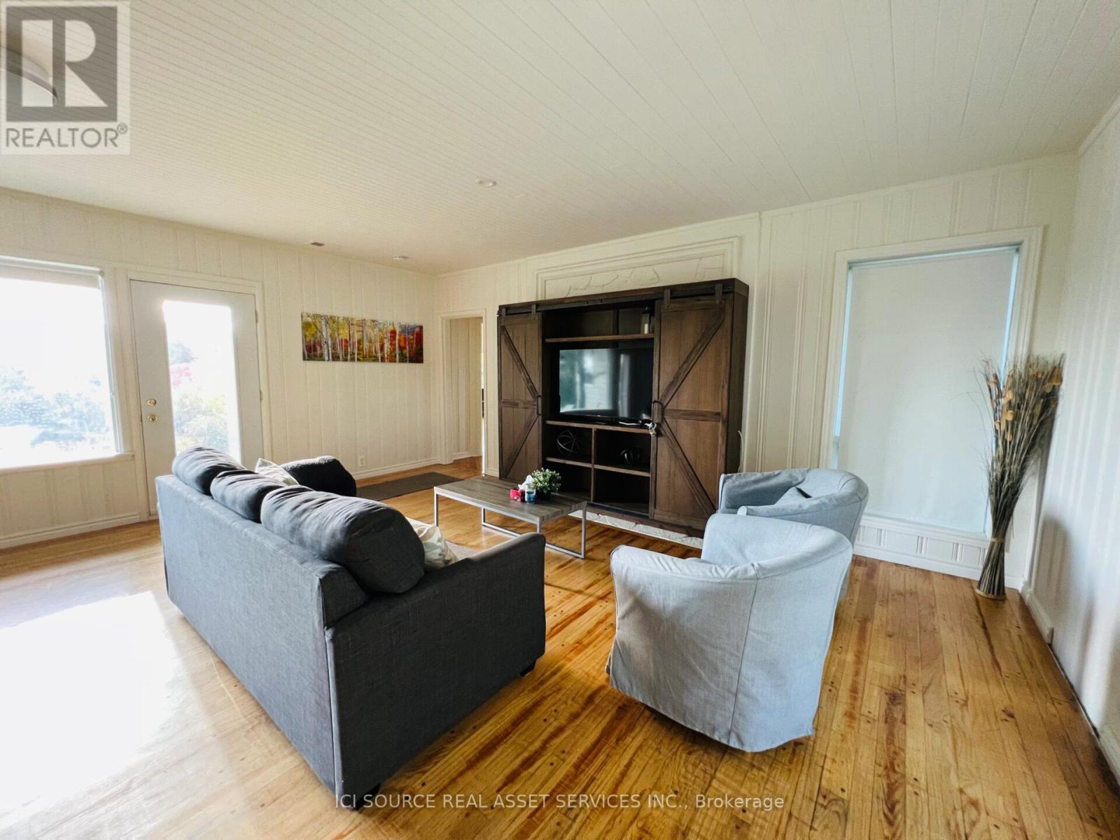 8 Renwood Place, Hamilton, ON - Indoor Photo Showing Living Room