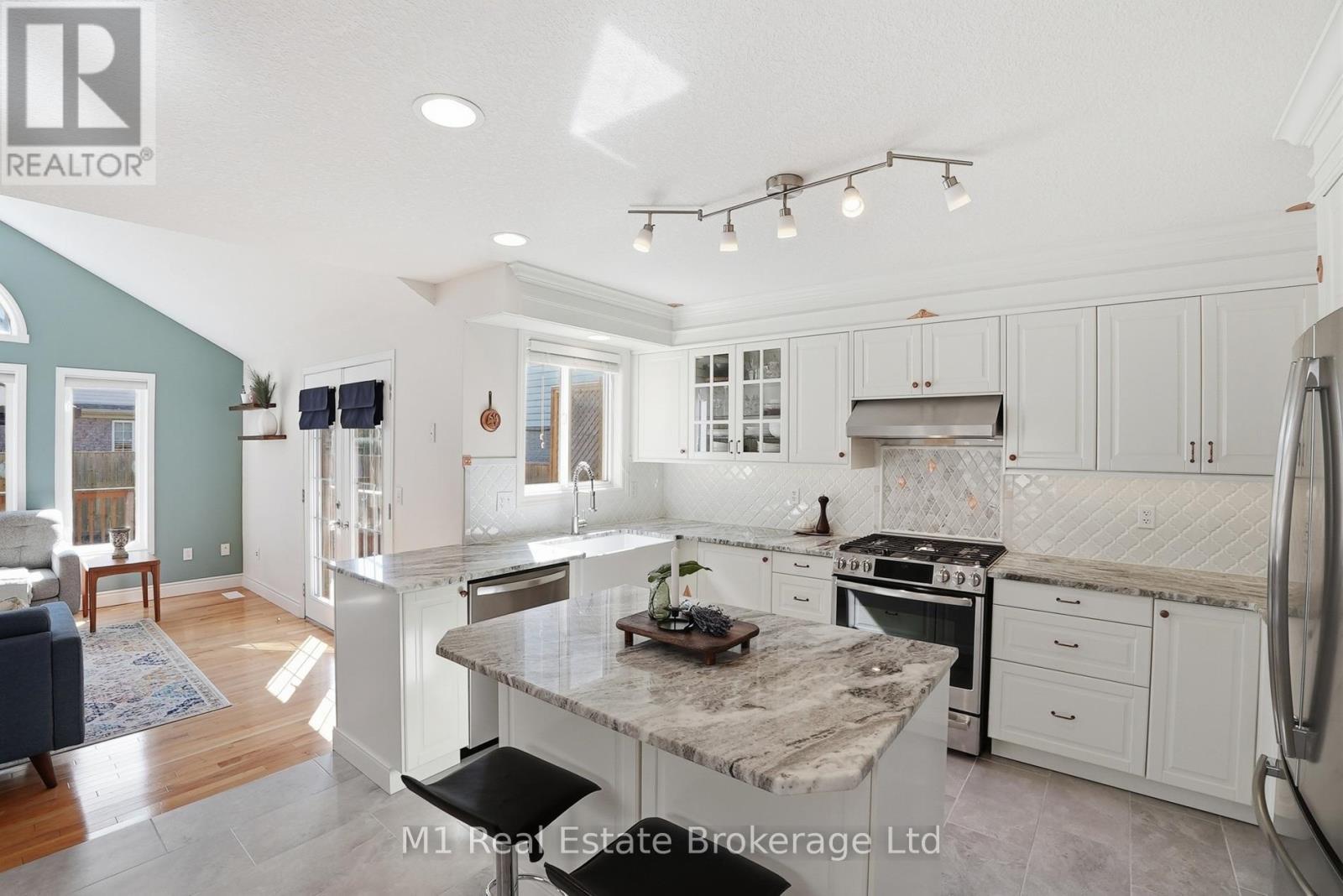 89 Mcarthur Drive, Guelph (Pineridge/Westminster Woods), ON - Indoor Photo Showing Kitchen With Upgraded Kitchen