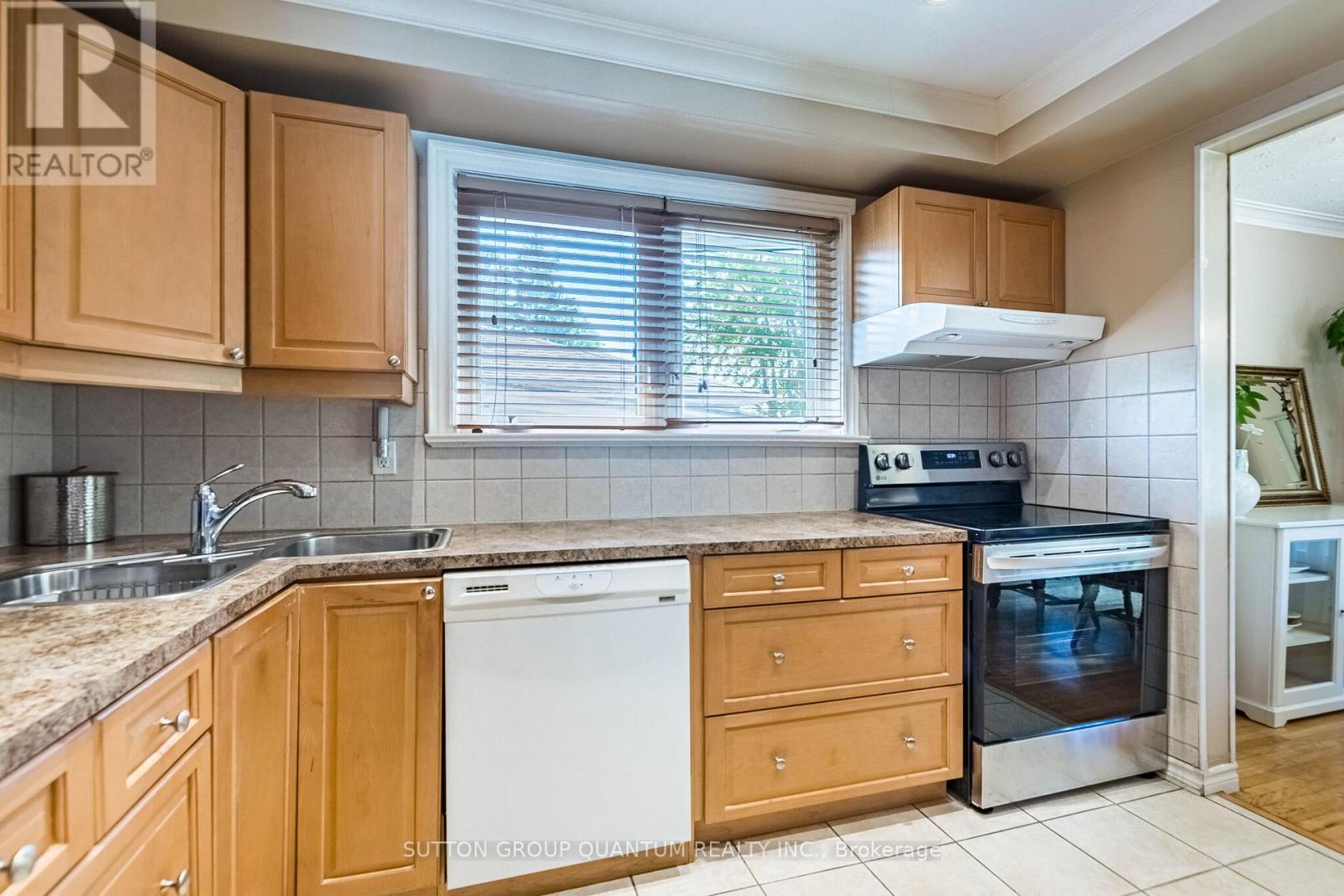 1293 Daimler Road, Mississauga, ON - Indoor Photo Showing Kitchen