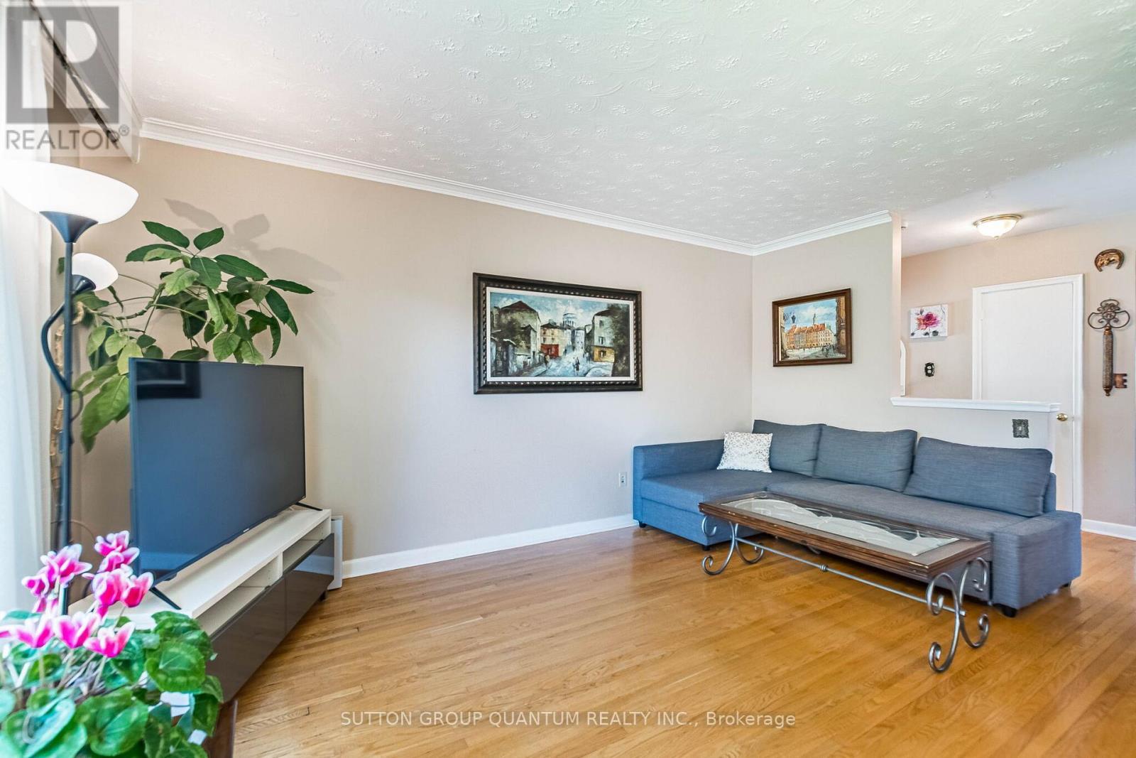 1293 Daimler Road, Mississauga, ON - Indoor Photo Showing Living Room