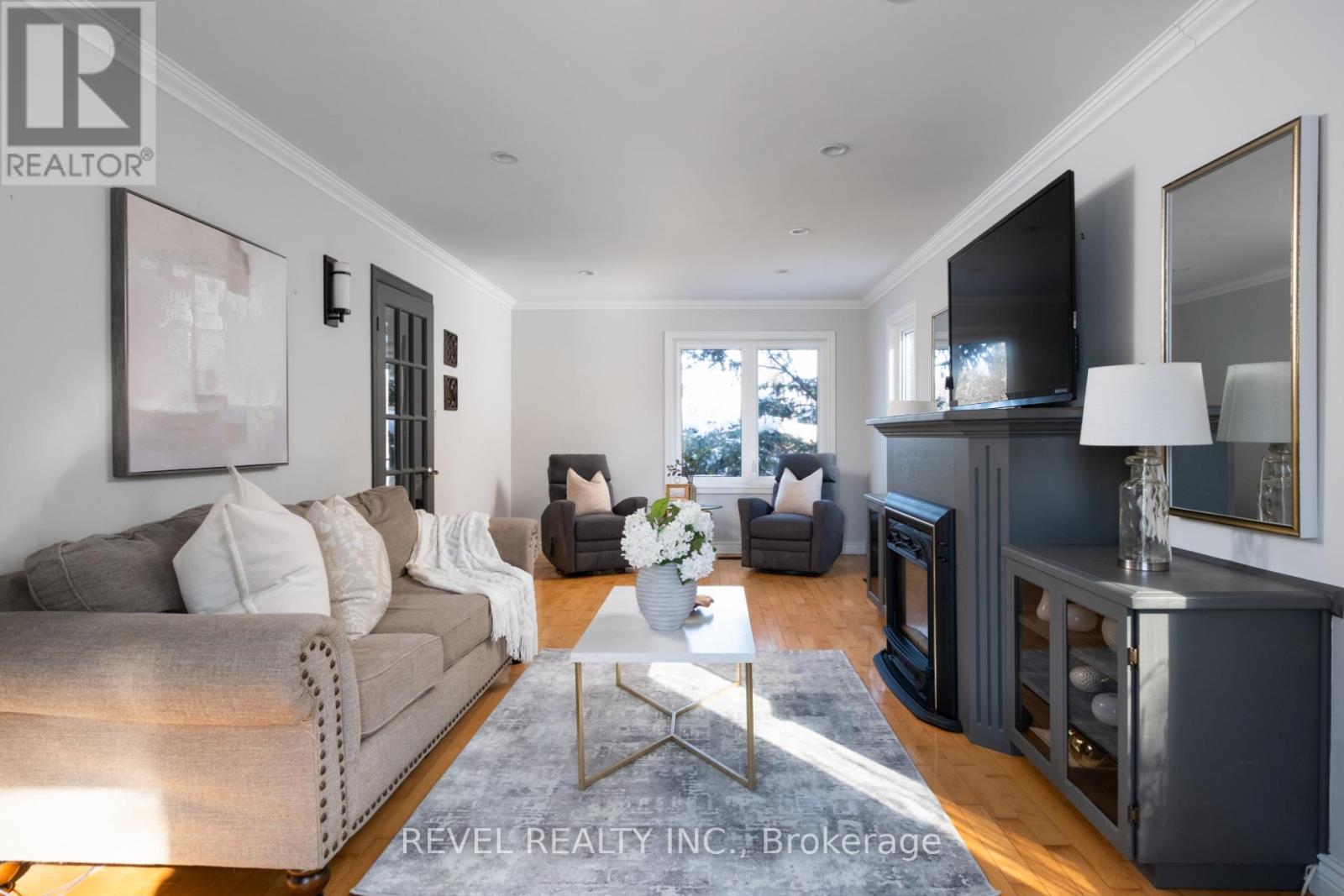 14227 Trafalgar Road, Halton Hills, ON - Indoor Photo Showing Living Room With Fireplace