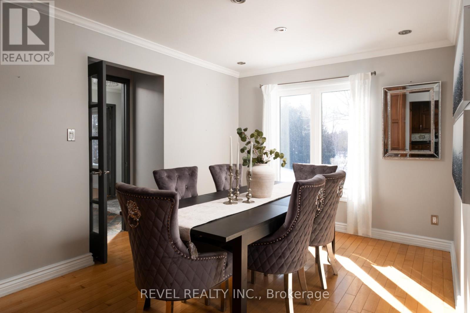 14227 Trafalgar Road, Halton Hills, ON - Indoor Photo Showing Dining Room