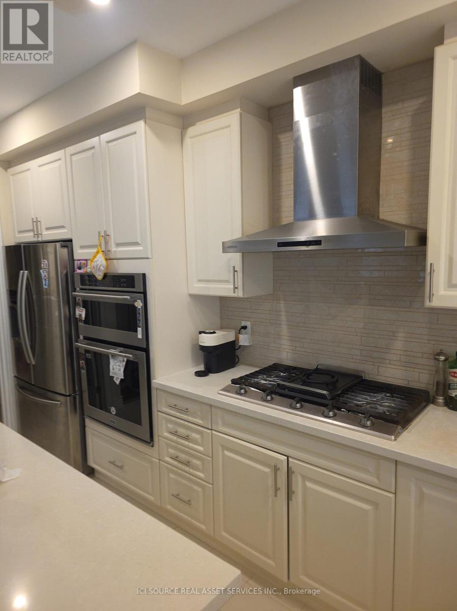 14 Boundary Creek Path, Brampton, ON - Indoor Photo Showing Kitchen With Upgraded Kitchen