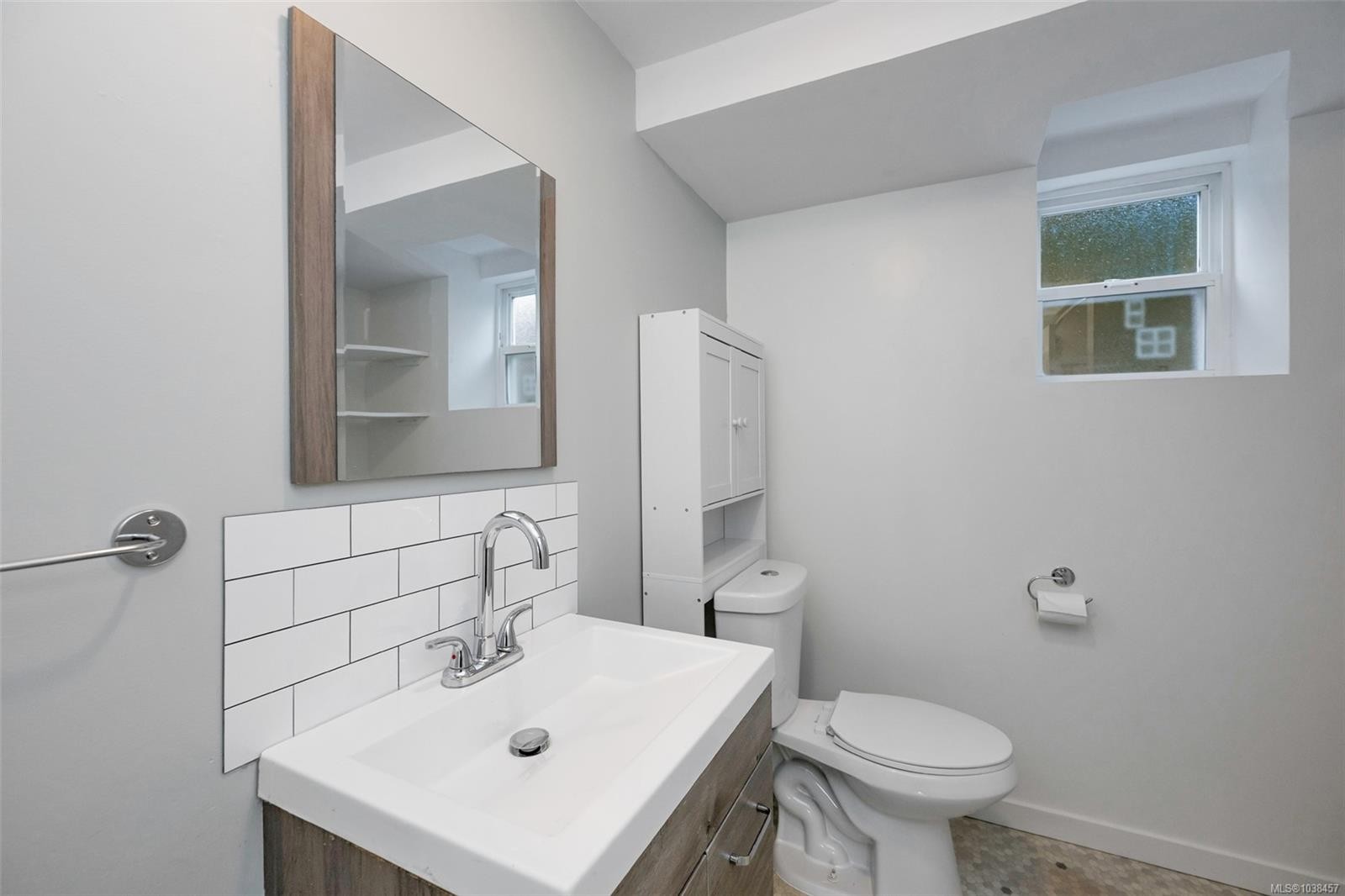 610 Ralph St, Saanich, BC