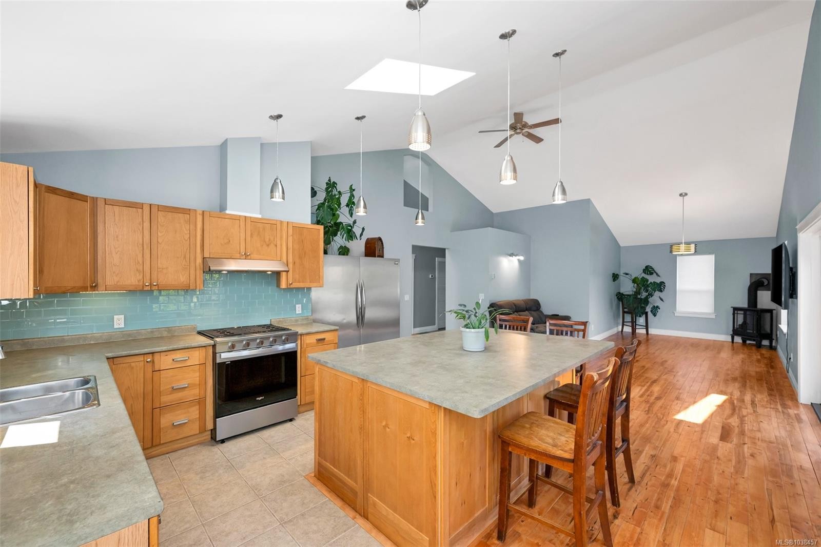 610 Ralph St, Saanich, BC