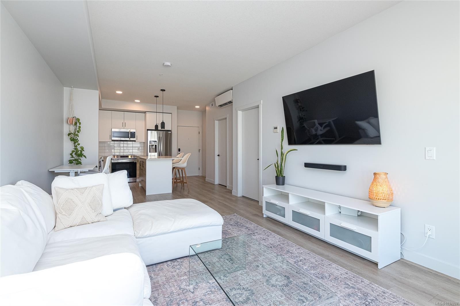 #217-2469 Gateway Rd, Langford, BC - Indoor Photo Showing Living Room