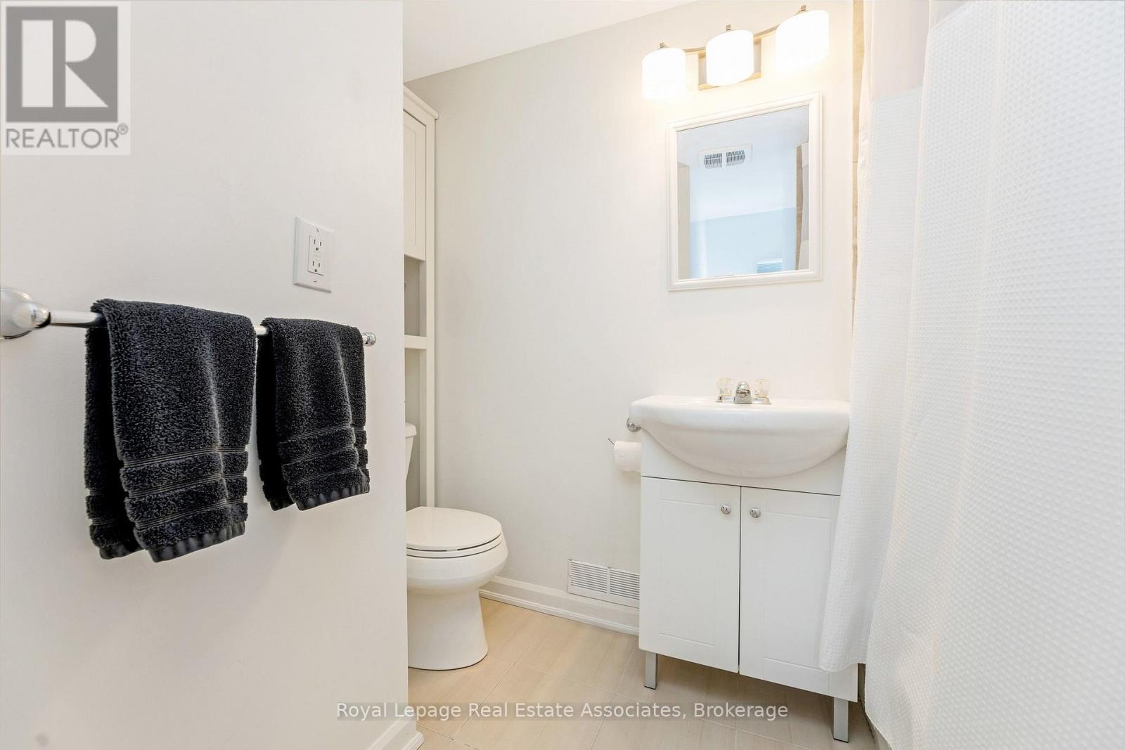 19 Beaucourt Road, Hamilton, ON - Indoor Photo Showing Bathroom