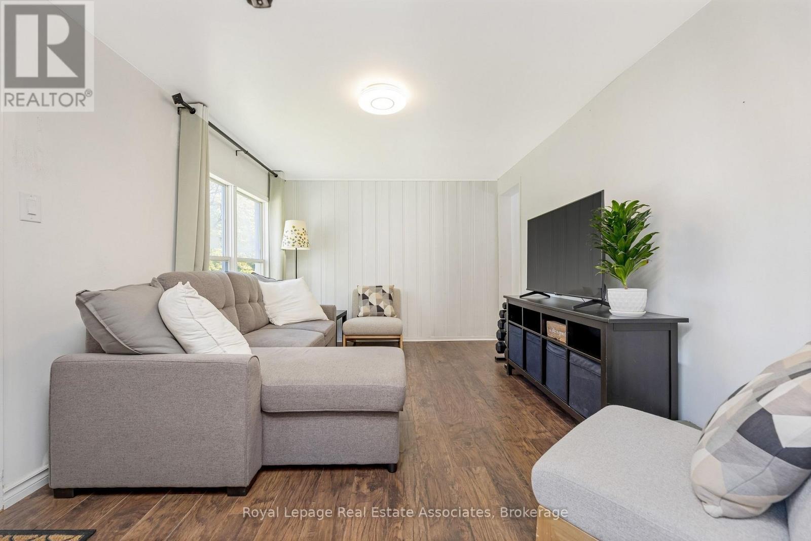 19 Beaucourt Road, Hamilton, ON - Indoor Photo Showing Living Room