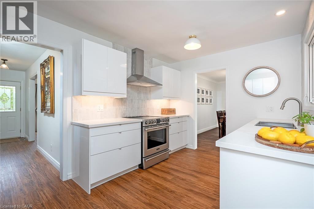 406 Oakwood Drive, Burlington, ON - Indoor Photo Showing Kitchen