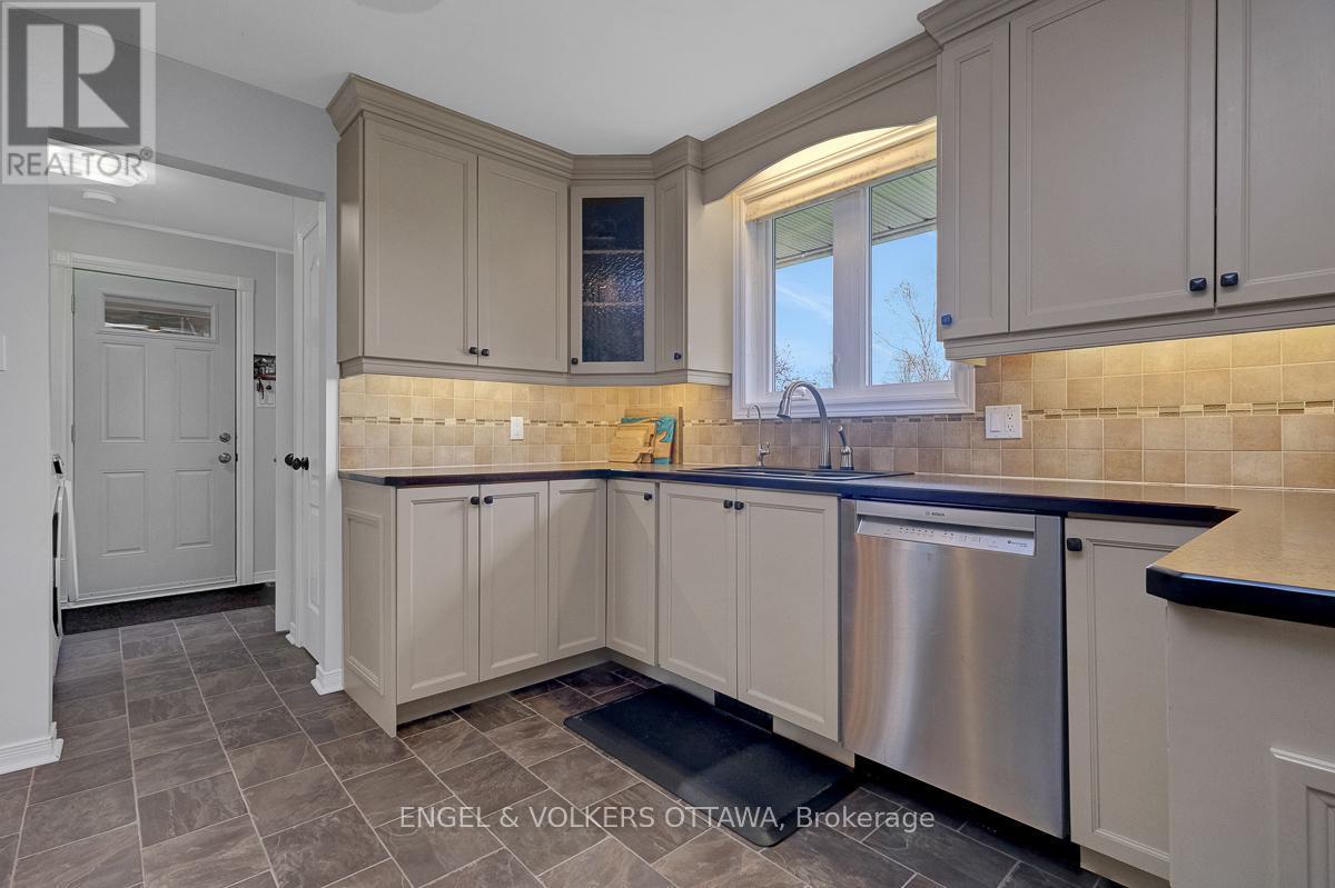 2963 Roger Stevens Drive E, Ottawa, ON - Indoor Photo Showing Kitchen