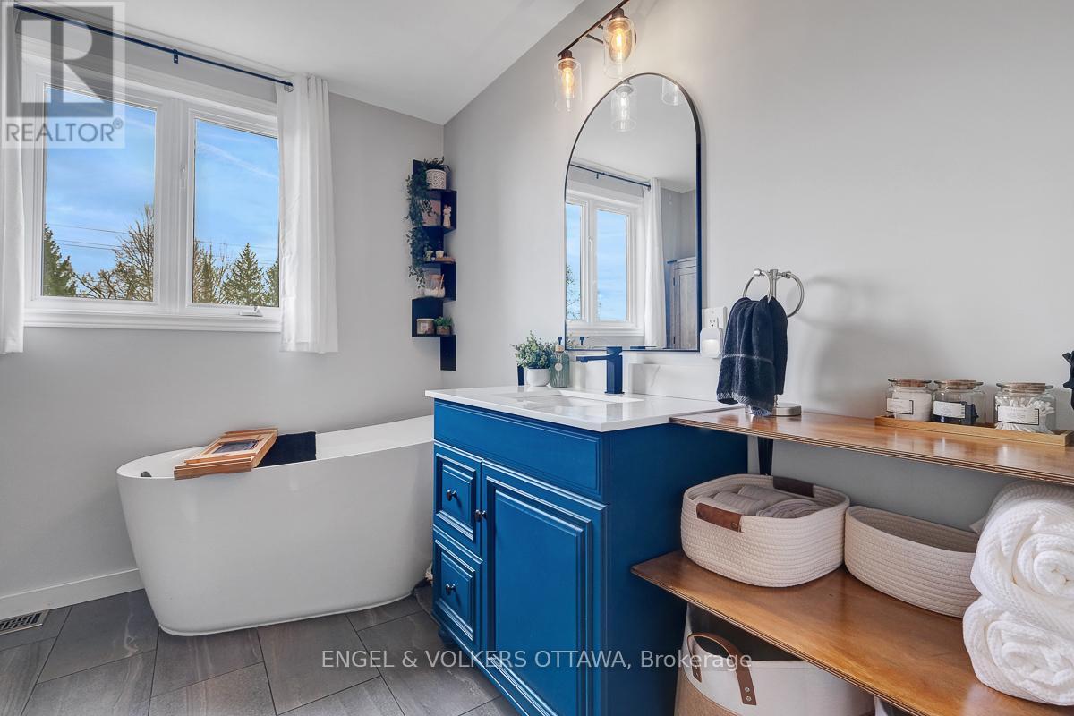 2963 Roger Stevens Drive E, Ottawa, ON - Indoor