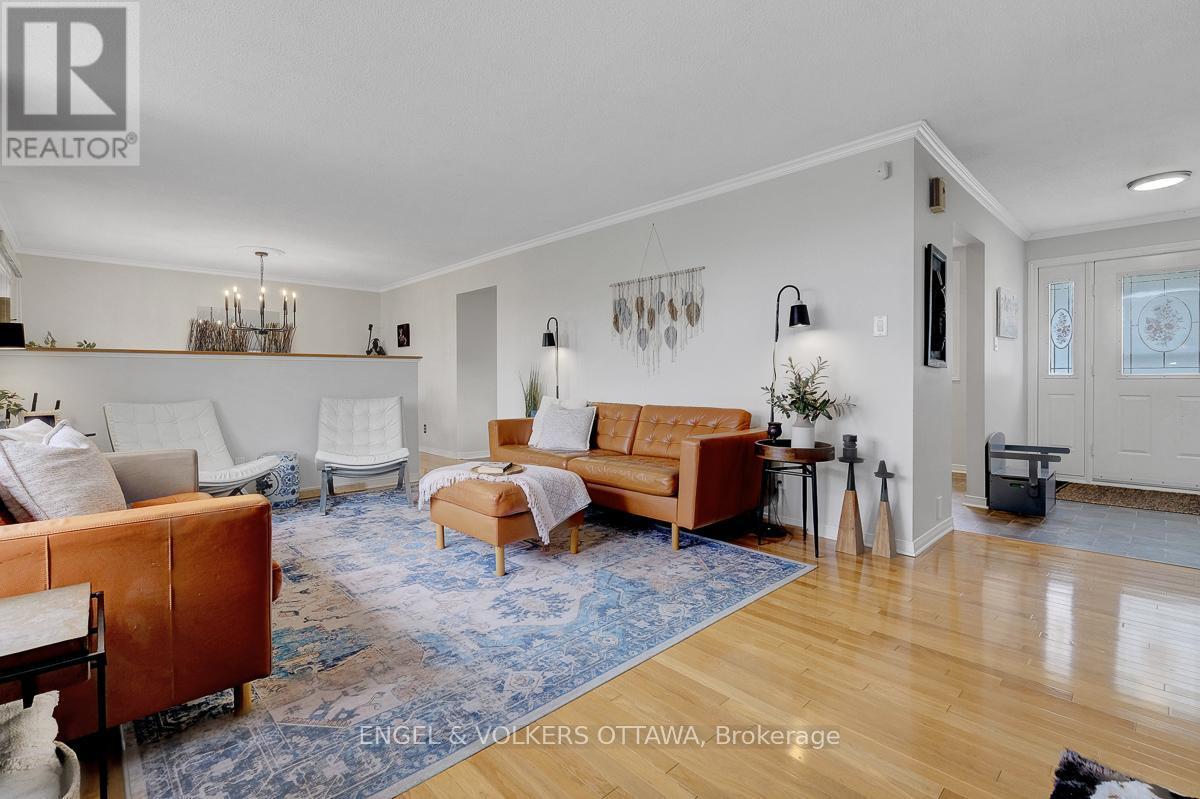 2963 Roger Stevens Drive E, Ottawa, ON - Indoor Photo Showing Living Room