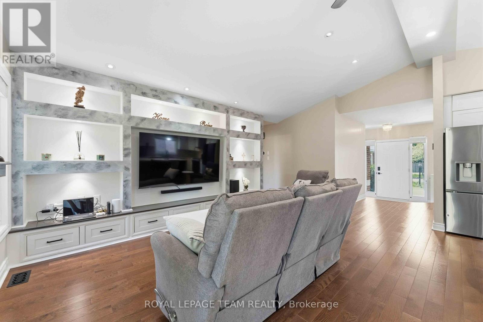 43 West Ridge Drive, Ottawa, ON - Indoor Photo Showing Living Room