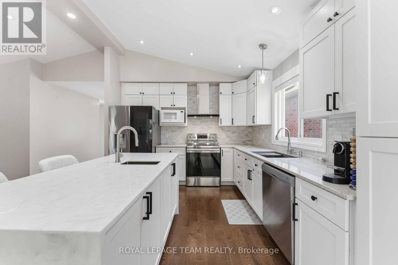 43 West Ridge Drive, Ottawa, ON - Indoor Photo Showing Kitchen With Upgraded Kitchen