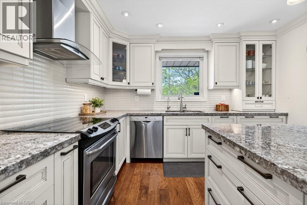 758 Francis Road, Burlington, ON - Indoor Photo Showing Kitchen With Upgraded Kitchen