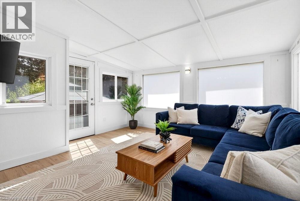 758 Francis Road, Burlington, ON - Indoor Photo Showing Living Room